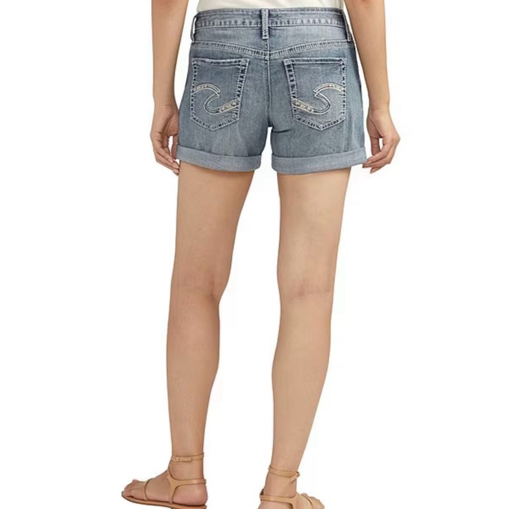 Brand new Silver Jeans shorts. indigo size W33 L4.5. Boyfriend mid rise short